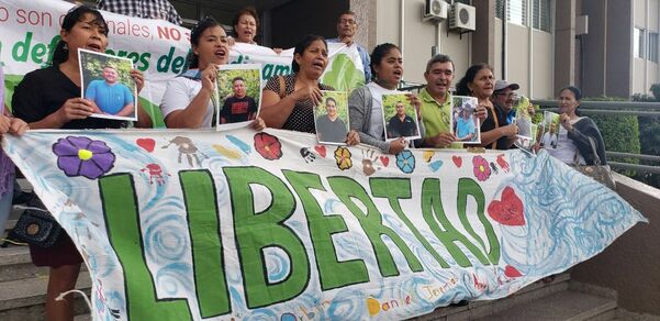 Angehörige demonstrieren für die Freilassung der acht inhaftierten Umweltaktivisten aus Guapinol (Honduras)