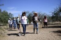 Frauen des Kollektivs "Rastreadoras de El Fuerte" suchen im Bundesstaat Sinaloa nach sterblichen Überresten ihrer Angehörigen