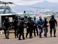 Hernández bei der Ankunft auf dem Luftwaffenstützpunkt Hernán Acosta Mejía, wo er von der DEA "übernommen" wurde