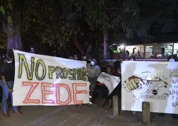 Protesta en la plaza del pueblo de Crawfish Rock contra la ciudad privada de Próspera.