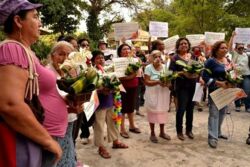 Kundgebung vor dem Parlament in El Salvador für die Begnadigung der 17 Frauen
