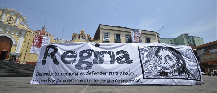 Plakat, das an den Fall der Journalistin Regina Martínez erinnert, die am 27. April 2012 in Xalapa, Veracruz, ermordet wurde
