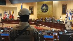 Auf Befehl des Präsidenten besetzen am 9. Februar Soldaten das Parlament in San Salvador