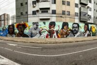 Wandgemälde von Künstler And Santtos zu Ehren Bruno Pereiras und Dom Phillips