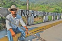 Fidel Heras Cruz auf der Brücke des Rio Verde. „Nein zum Kraftwerk Paso de la Reina“ steht auf dem Geländer.